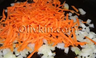 к луку добавляем морковь