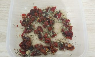 соединить чеснок и томаты с маслом