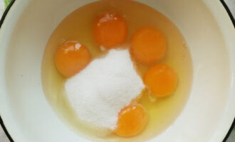 яйца смешать с сахаром