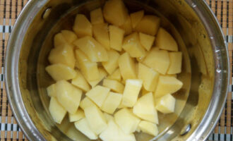 поставить варить картофель