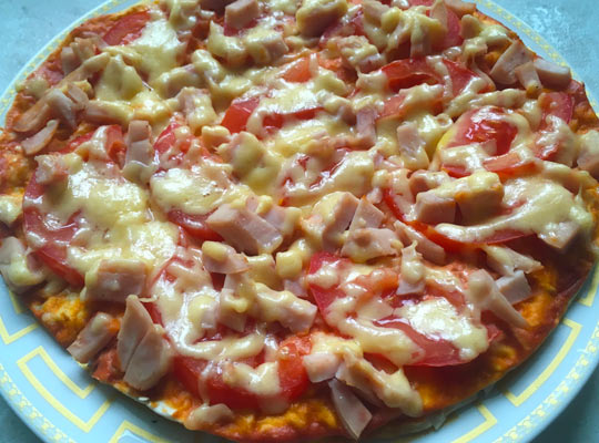 Пицца на тонком лаваше с помидорами и моцареллой, простой рецепт