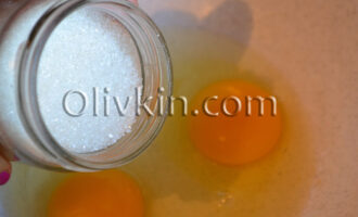 яйца и сахар смешиваем