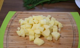 нарізати картоплю