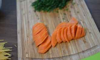 нарізати моркву