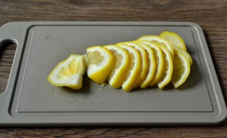 нарізати лимон
