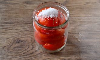 посолити томати