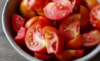 нарізати помідори