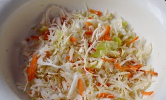 нашинкувати капусту і моркву