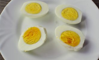 розрізати яйця