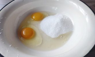 змішати яйця з цукром